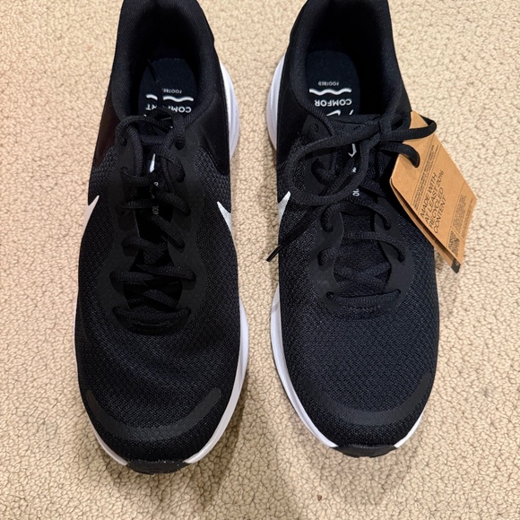 BNIB - Nike Revolution 7 Mens Size 11 Black & White main image 10
